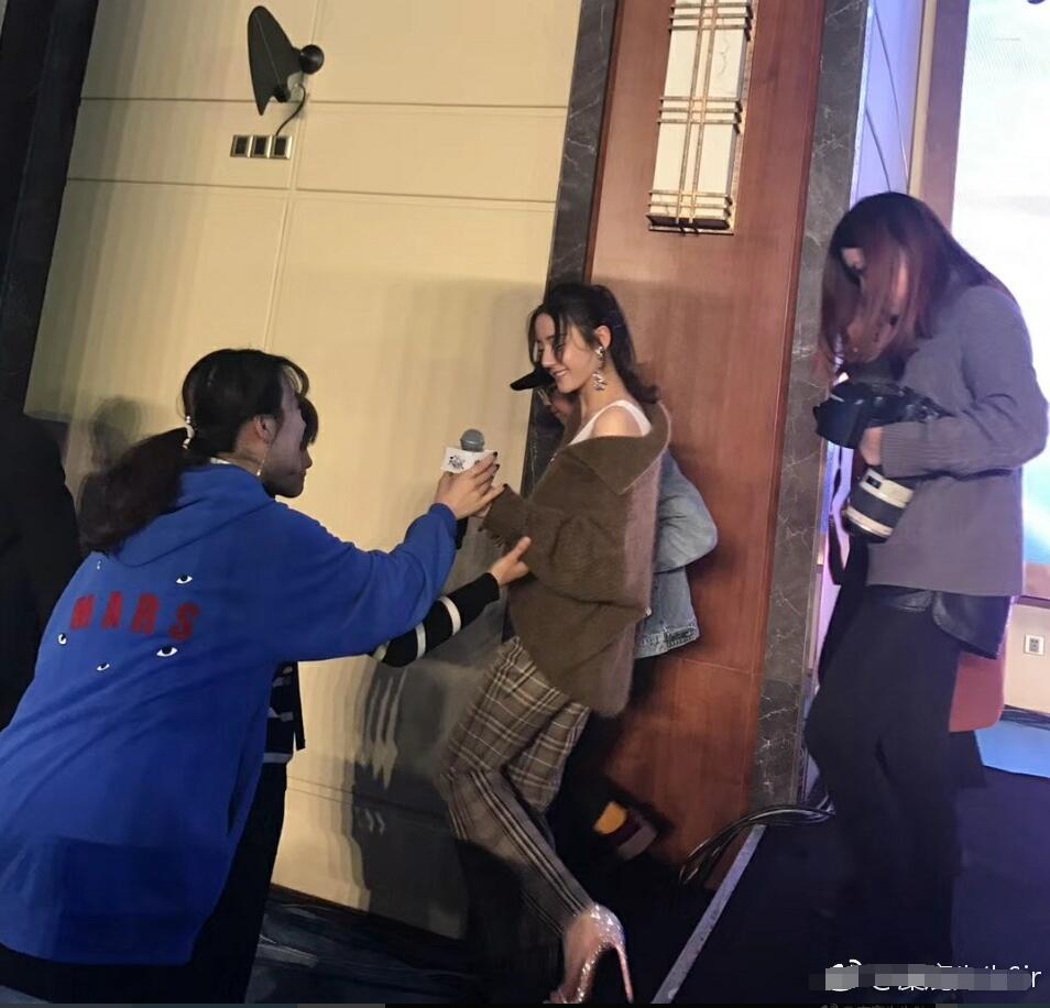 迪丽热巴机场左手中指戴戒指,迪丽热巴全手戴戒指