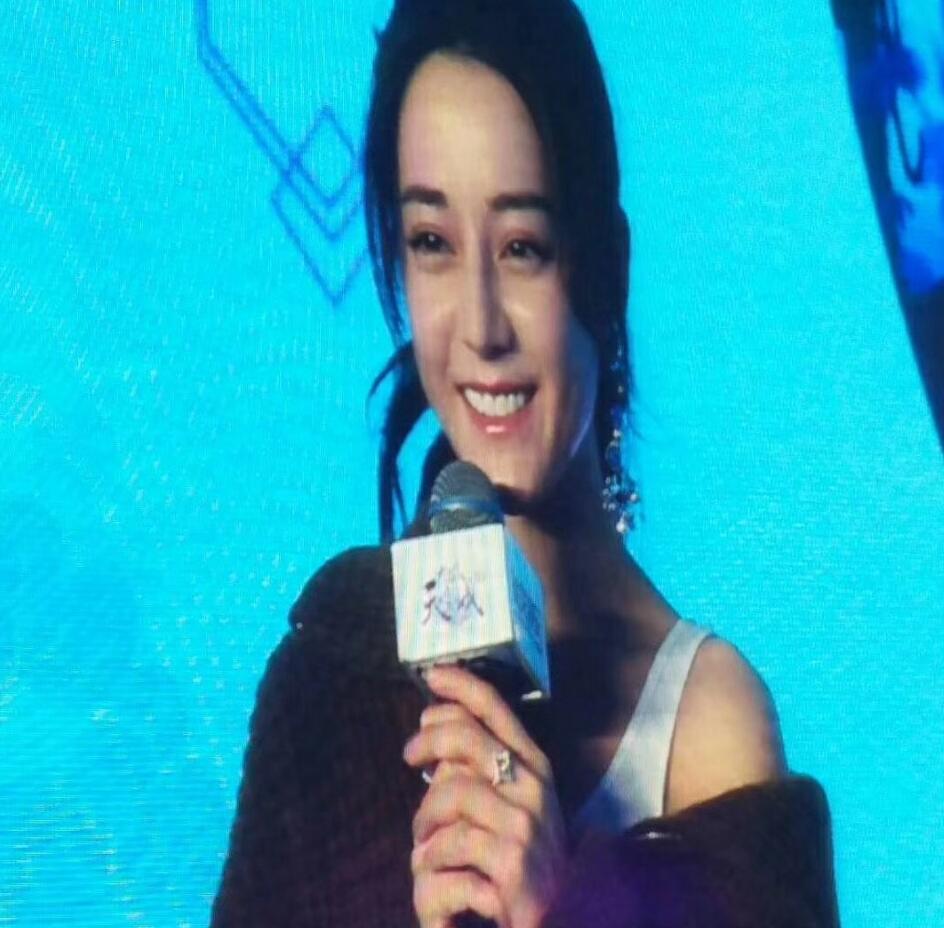 迪丽热巴机场左手中指戴戒指,迪丽热巴全手戴戒指