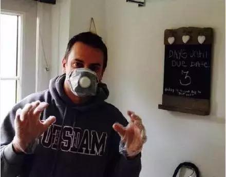 换尿不湿的奶爸,换尿布的奶爸