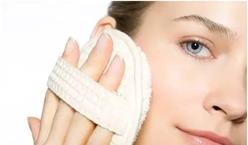 白天和晚上正确的护肤涂抹方式,护肤知识千万不要往脸上涂