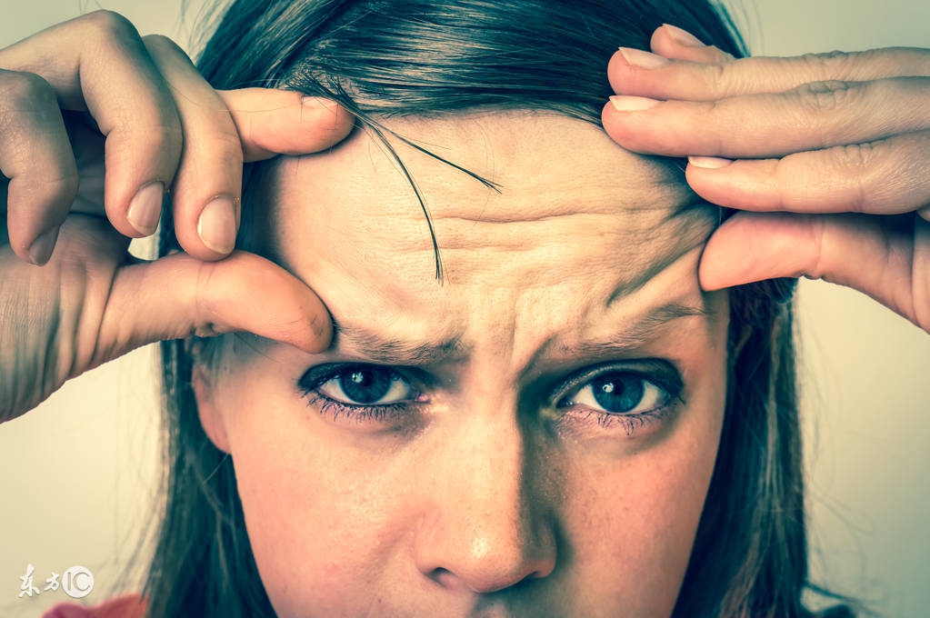 眉心中间的额头长痘痘是什么原因,额头眉心长痘痘是什么原因