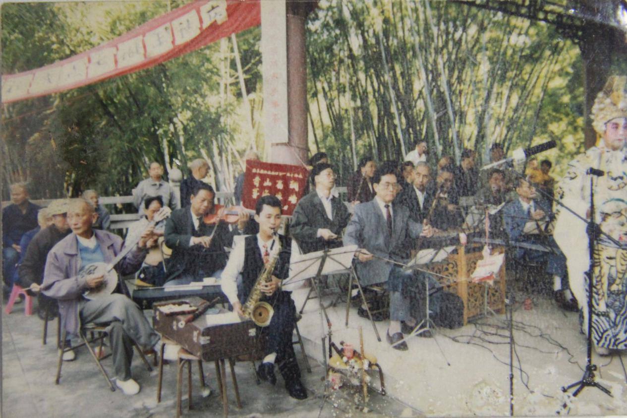 越秀｜情迷萨克斯：这个“无与伦比的风流乐器”是他最长情的伴侣