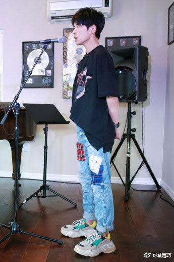 易烊千玺的生日礼物18岁,易烊千玺代言的adidas新款