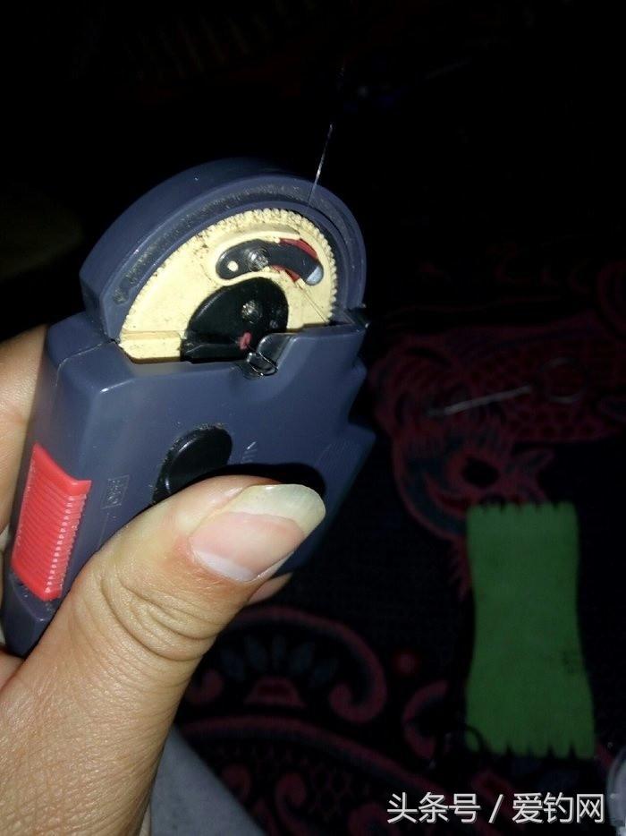如何使用钓钩绑线器,钓鱼单钩绑线器全套方法