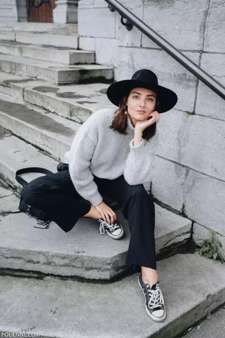 冬天纯色毛衣的高级穿搭,秋冬人手一件的毛衣怎么穿更好看