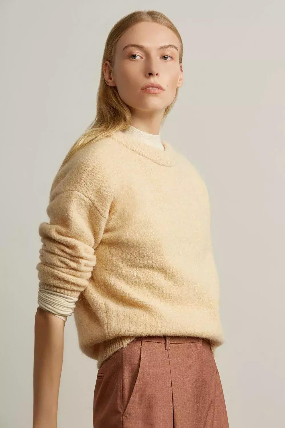 冬天纯色毛衣的高级穿搭,秋冬人手一件的毛衣怎么穿更好看