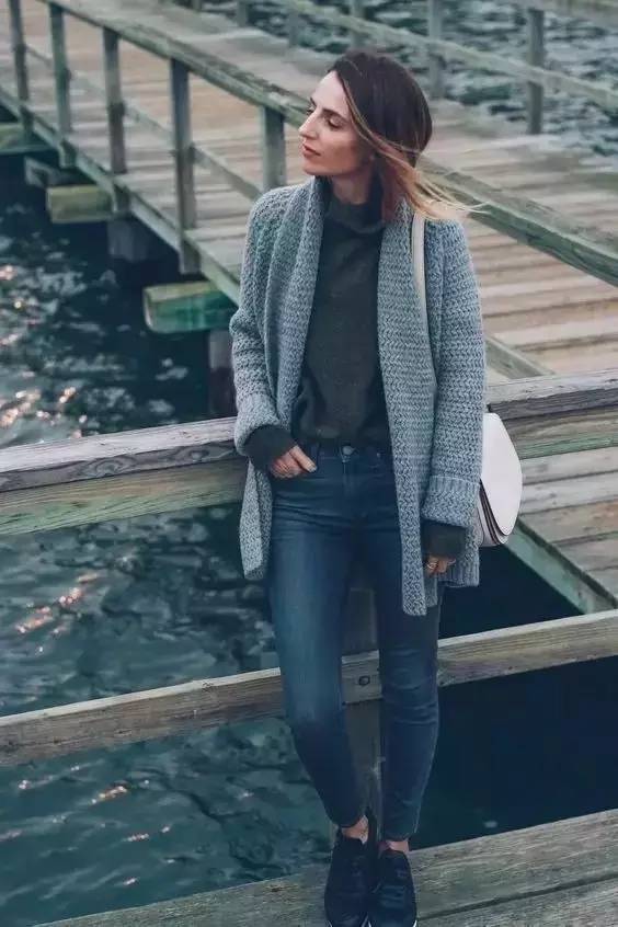 咖色毛衣搭配什么颜色外套最佳,开衫毛衣外套时髦洋气怎么搭配