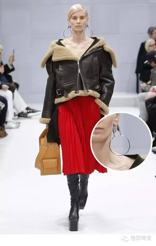 再搭配一条锁骨链真的太美了,冬季如何搭配锁骨链好看