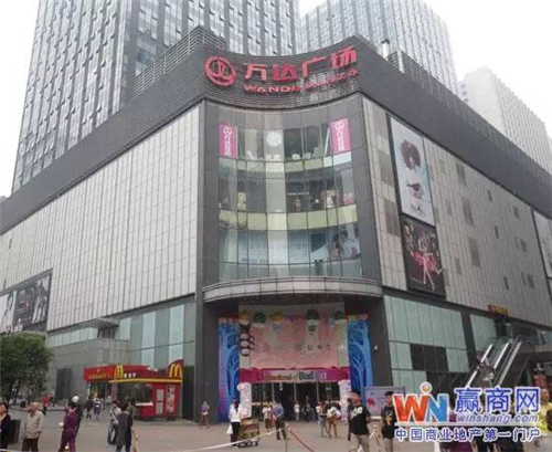 商场等繁华地段如何找停车位 (老城区停车难路边有收费车位)