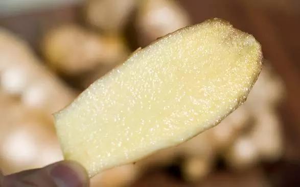 生姜放床头真的能帮助睡眠吗,睡眠枕头底下放姜片