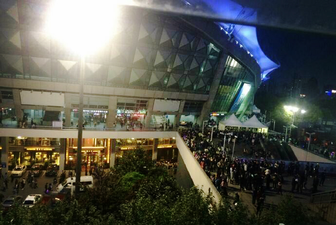 黑压压一群人,虹口足球场演唱会张信哲