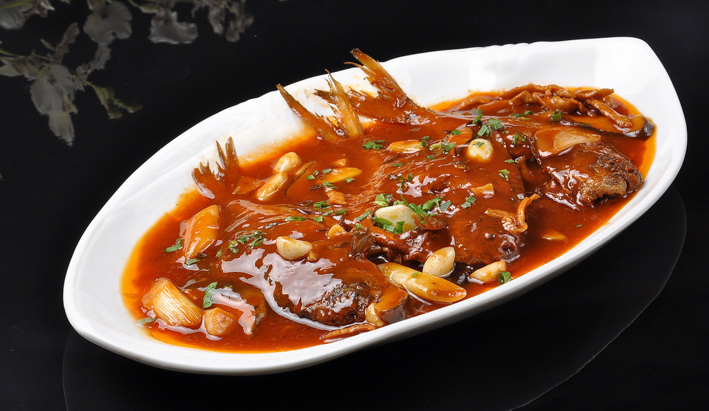 红烧鲳鱼的家常做法教程,美味的红烧鲳鱼