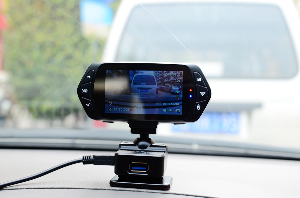 道路瞬息万变记录无时无刻爱国者aigoD66行车记录仪