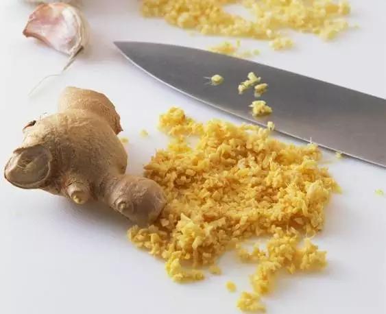 生姜放床头真的能帮助睡眠吗,睡眠枕头底下放姜片