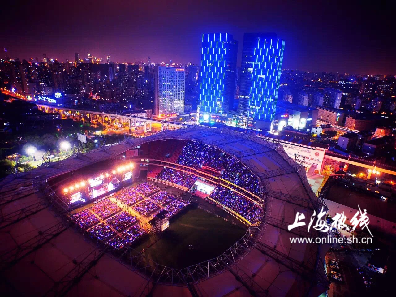 黑压压一群人,虹口足球场演唱会张信哲