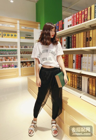 大胖妞穿黑色紧身裤搭配什么上衣,搭t恤的裤子胖mm