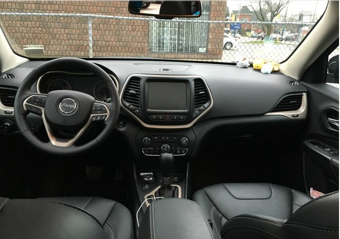 交了途锐订金，竟因销售的原因，加拿大留学生改提“自由光”，