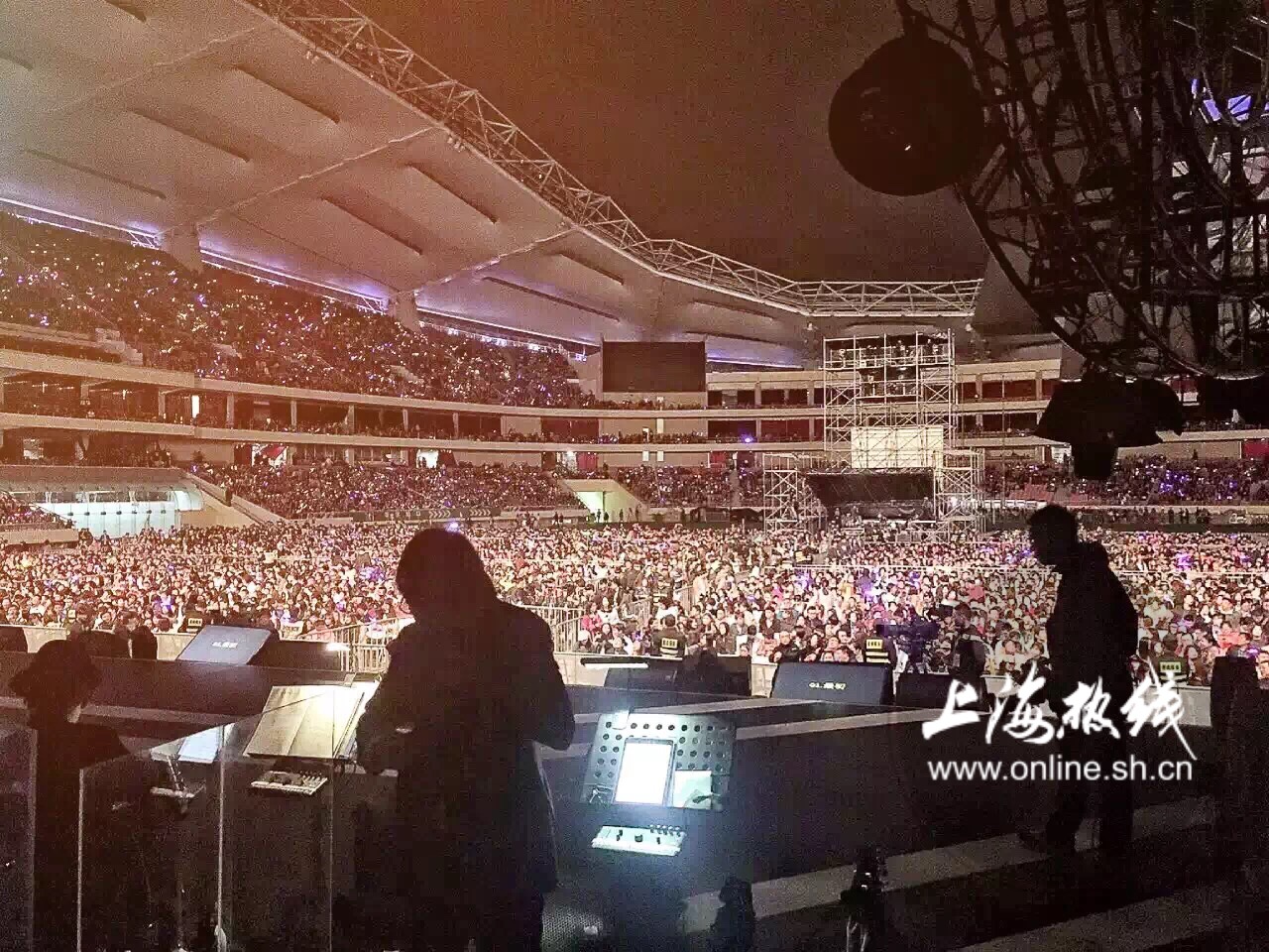 黑压压一群人,虹口足球场演唱会张信哲