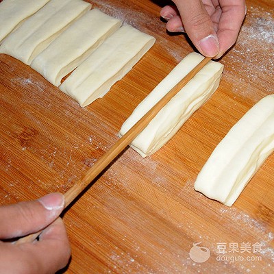 家常油条怎么炸,家常油条怎么炸才好吃又酥又软