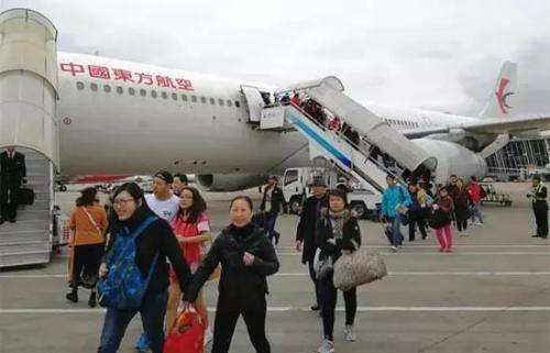 巴厘岛火山喷发了,中国游客被接回家了,日本韩国游客只能干瞪眼