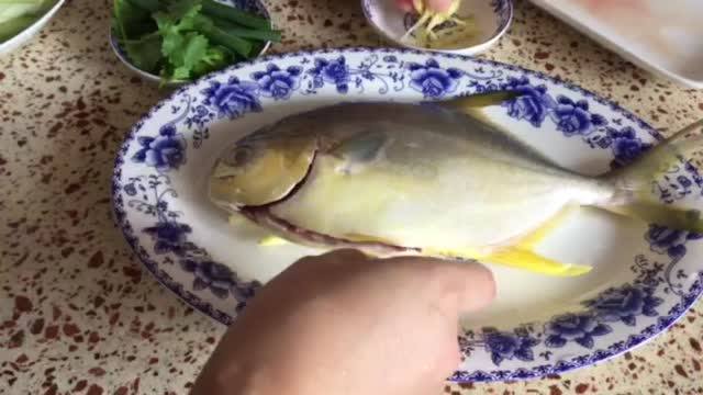 鲜嫩美味的清蒸鲳鱼做法,清蒸鲳鱼最简单好吃的做法