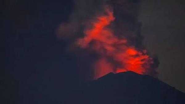 巴厘岛火山喷发了,中国游客被接回家了,日本韩国游客只能干瞪眼
