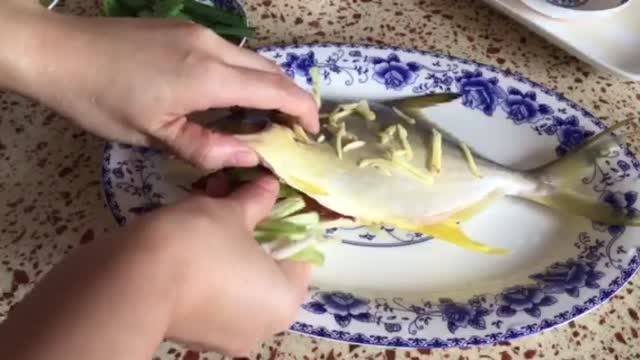 鲜嫩美味的清蒸鲳鱼做法,清蒸鲳鱼最简单好吃的做法