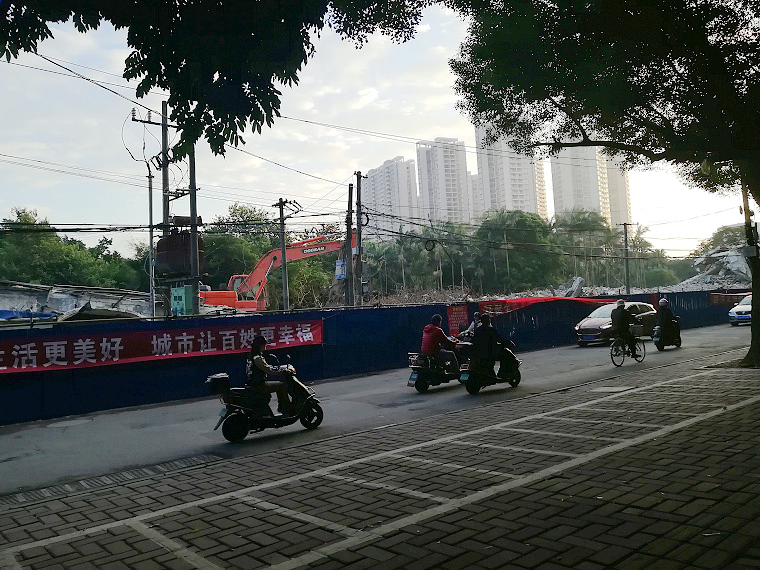 公园路商业街的铺面拆光了，批发行成为北海历史