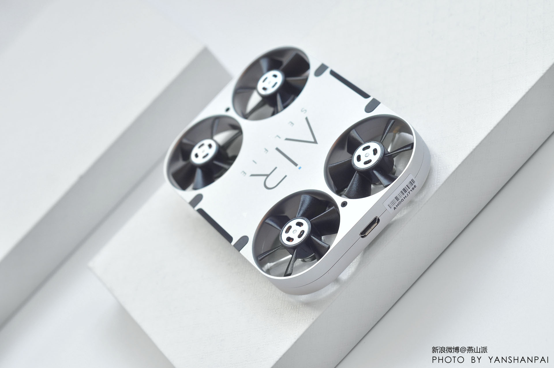 能够放在兜里的大型无人机,藏在手机里的无人机