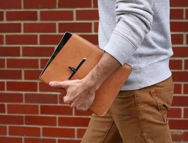 产品数量位居日本皮具界NO.1，这个画风不同的品牌文化糅合的结果