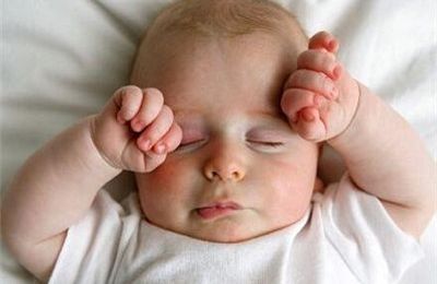 新生儿白天睡觉不踏实易惊醒哭闹,新生儿睡觉不踏实总哭闹怎么回事