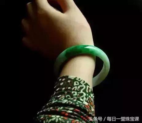 翡翠洗澡能够戴吗,翡翠怕水吗能够戴着洗澡吗