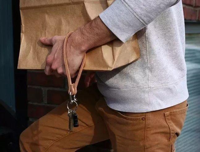 产品数量位居日本皮具界NO.1，这个画风不同的品牌文化糅合的结果