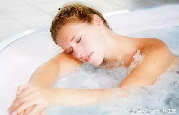 翡翠洗澡能够戴吗,翡翠怕水吗能够戴着洗澡吗