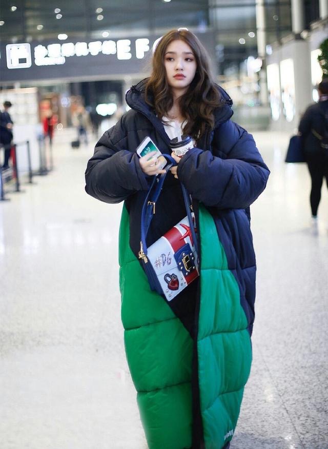 明星穿的羽绒服2万多,明星同款羽绒服杨紫