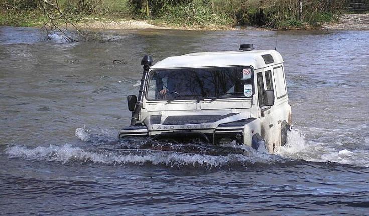 车内积水了咋办？手把手教你安全应对