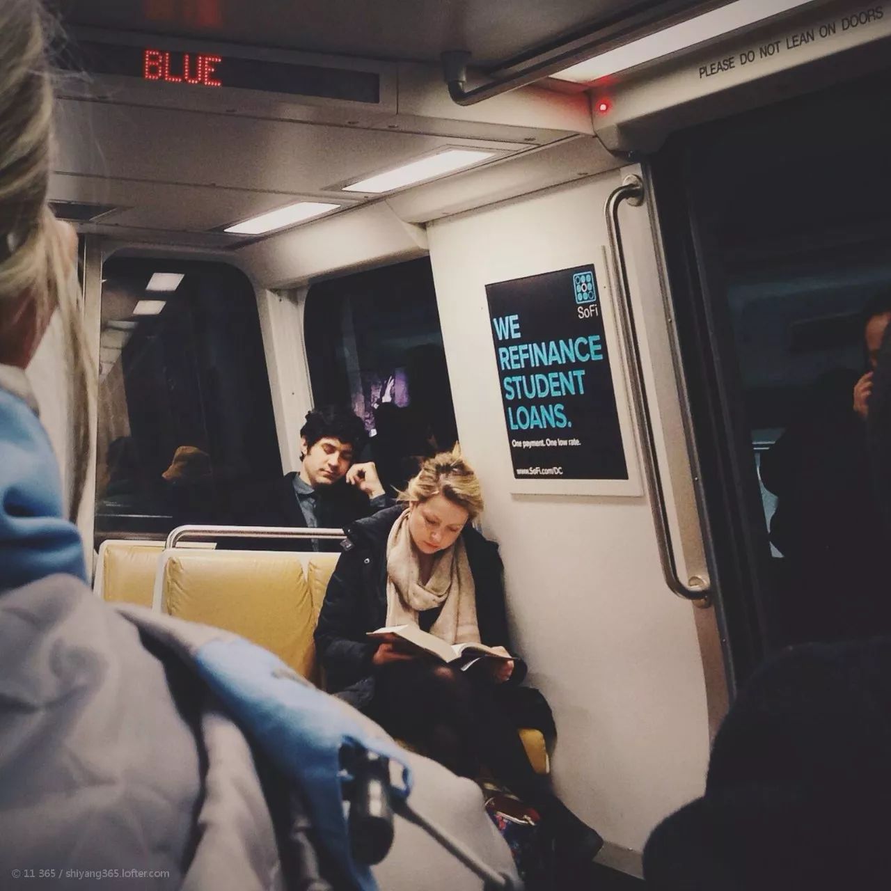 今天，我在挤爆了的郑州地铁1号线上，织了一件毛衣……