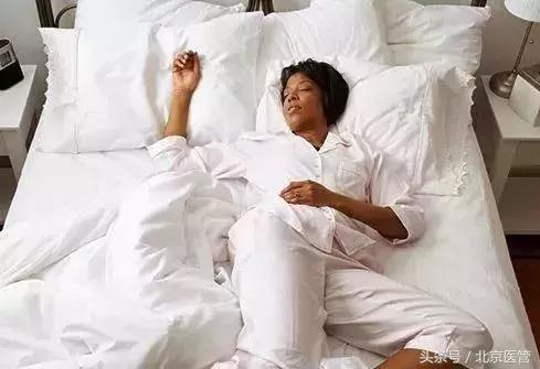 眼部化妆缓解浮肿,如何简单护理眼周细纹