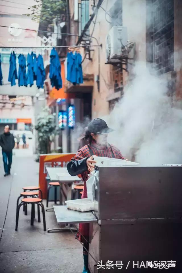 这家汉口深巷咖啡馆里的抄手摊，文青云集，肠粉只卖7元