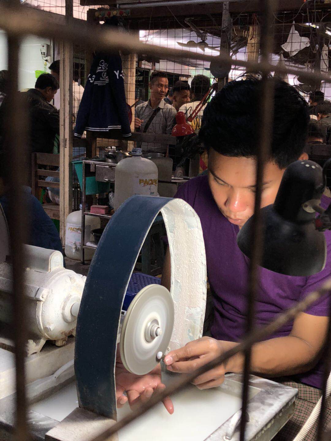 缅甸曼德勒角湾翡翠市场原石收购,缅甸角湾翡翠交易市场