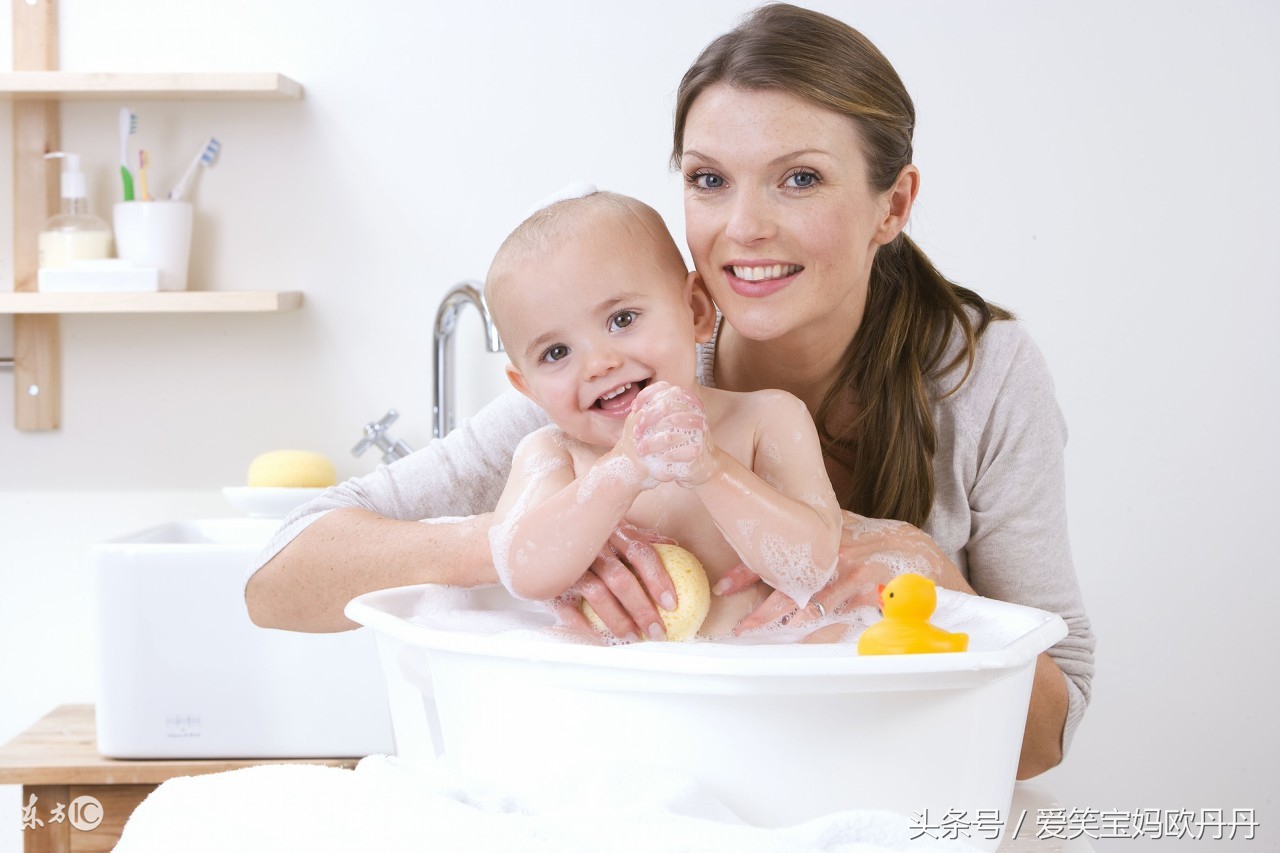 用母乳给宝宝洗脸有什么好处,新生儿能够用母乳给她洗脸吗