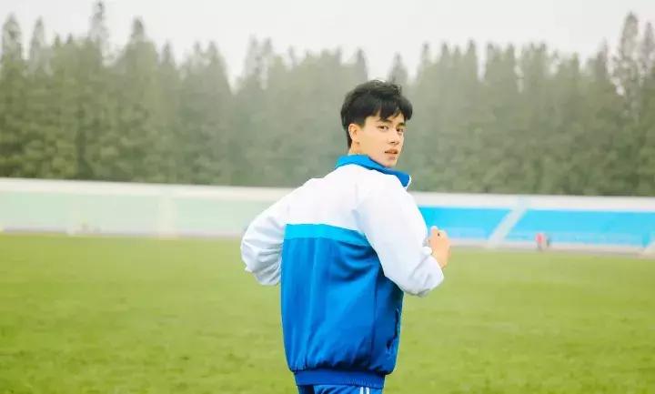 又少一个男神？没关系，你们的新晋男票“小彭于晏”已经上线！