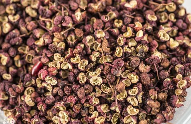 晚上睡前泡脚水里加什么能够除湿,冬天睡前热水泡脚