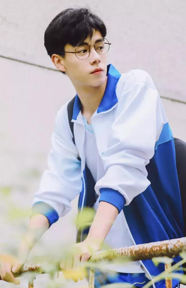 又少一个男神？没关系，你们的新晋男票“小彭于晏”已经上线！