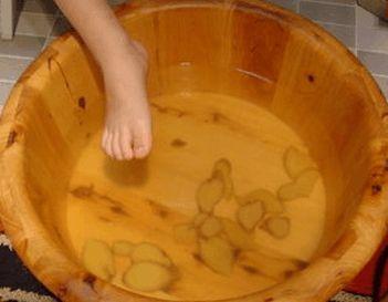 晚上睡前泡脚水里加什么能够除湿,冬天睡前热水泡脚