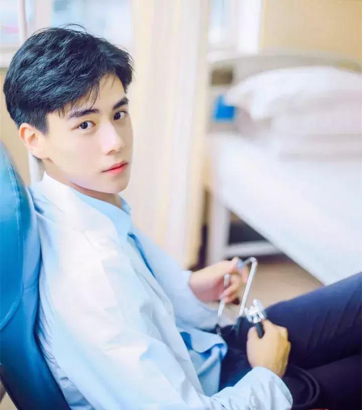 又少一个男神？没关系，你们的新晋男票“小彭于晏”已经上线！