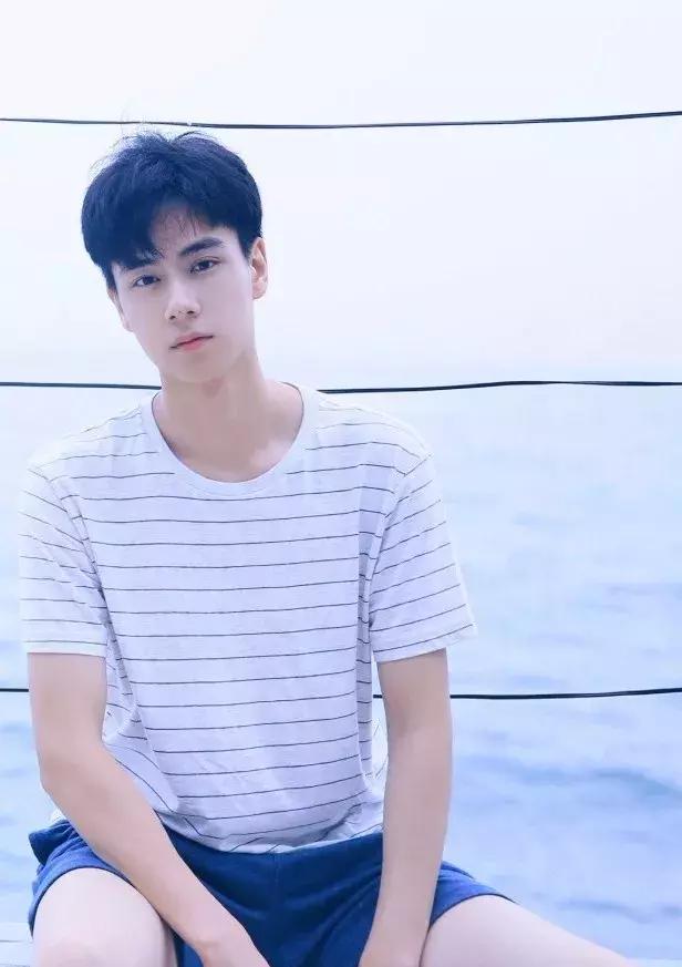 又少一个男神？没关系，你们的新晋男票“小彭于晏”已经上线！