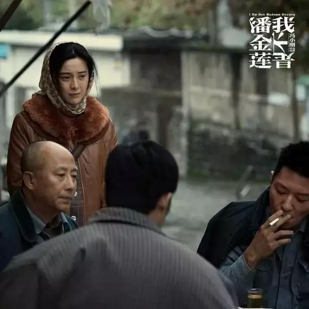 杨幂演的戴斗笠的村姑形象,杨幂直播怼主持人按剧本