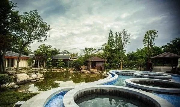 假期冬天泡个温泉放松一下,周末了外面有点冷