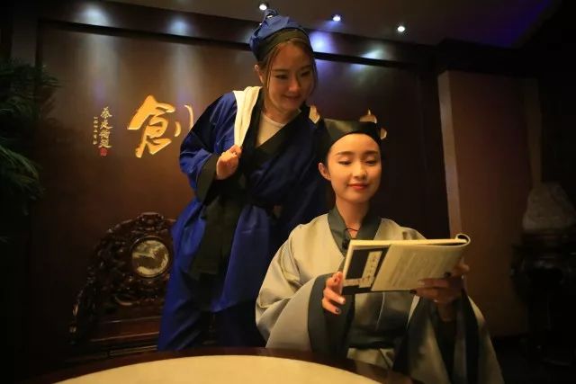 今晚22:40《美女乐游记》小剧场爆笑上演主持人“戏精”附体带你玩转杭州的前世今生~